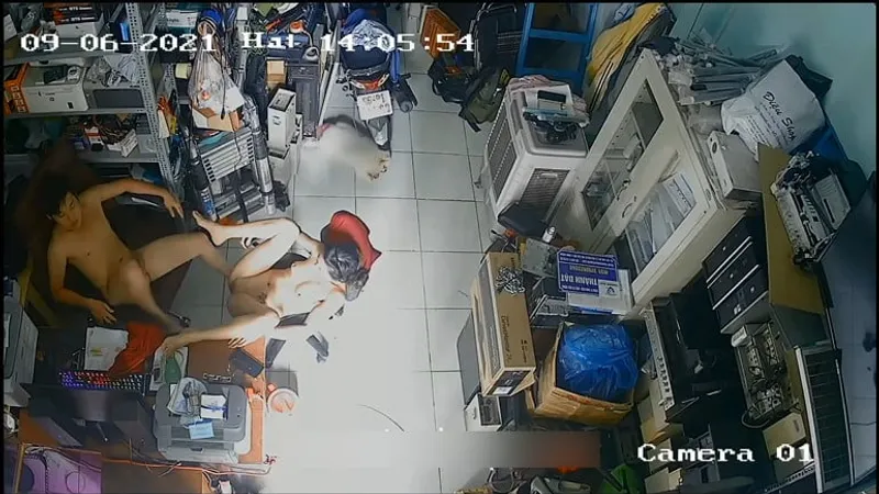 Vợ yêu ông chồng xoạc nhau trong của cò máy tính